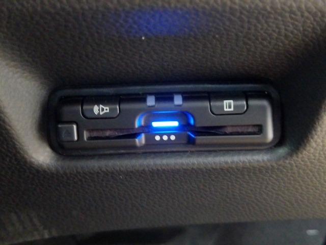 有料道路をキャッシュレスで通行できるETC車載器付きです。運転席足元に設置されています。ETCセットアップ費用は含まれておりません。別途必要となります。