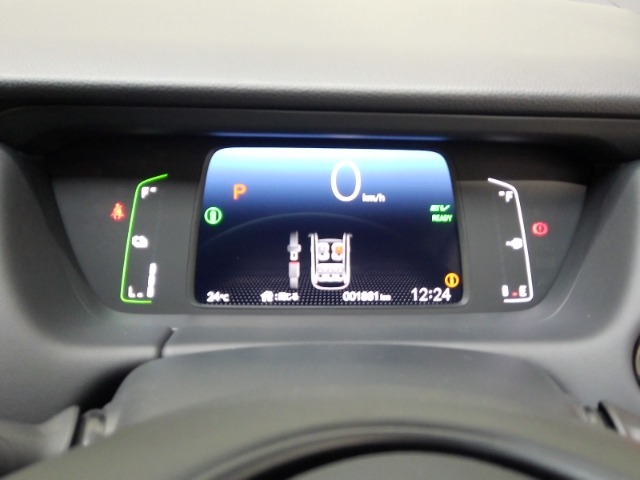 シンプルで視認性の良いメーターまわりです。速度や走行距離、燃料残量などドライブに欠かせない情報を素早く確認することができます。