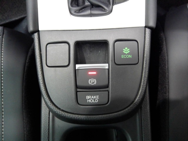 パーキングブレーキを自動で作動・解除ができる電子制御パーキングブレーキ搭載です。ペダルよりもより簡単にスイッチ一つで操作可能です。
