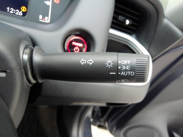 オートヘッドライト標準装備です。車外の明るさに応じて自動的にヘッドライトの点灯・消灯をしてくれます。トンネルの出入り口などで活躍してくれます。