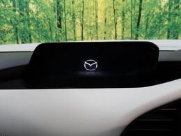 【8.8インチマツダコネクト】車内の雰囲気にマッチした大型のディスプレイ。スマホ接続でのナビ使用やBluetooth再生等、様々な機能が楽しめます。直感的なダイヤル操作が可能で、使い勝手も良好です。