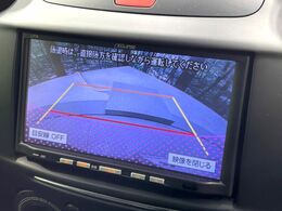 【バックカメラ】駐車時に後方がリアルタイム映像で確認できます。大型商業施設や立体駐車場での駐車時や、夜間のバック時に大活躍！運転スキルに関わらず、今や必須となった装備のひとつです！