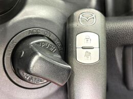 【アドバンストキー】カバンやポケットに入れたままでもドアの施錠・解錠が可能なスマートキーを装備。エンジンのオン・オフ時もカギを取り出す必要が無いからとっても便利です♪