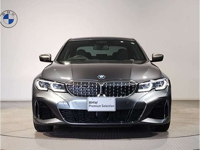 ☆BMWの代名詞とも言える【キドニーグリル】一目見ただけでBMW車であると認識できる確固たるアイコンとして存在感を放ちます☆