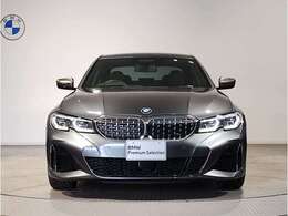☆BMWの代名詞とも言える【キドニーグリル】一目見ただけでBMW車であると認識できる確固たるアイコンとして存在感を放ちます☆