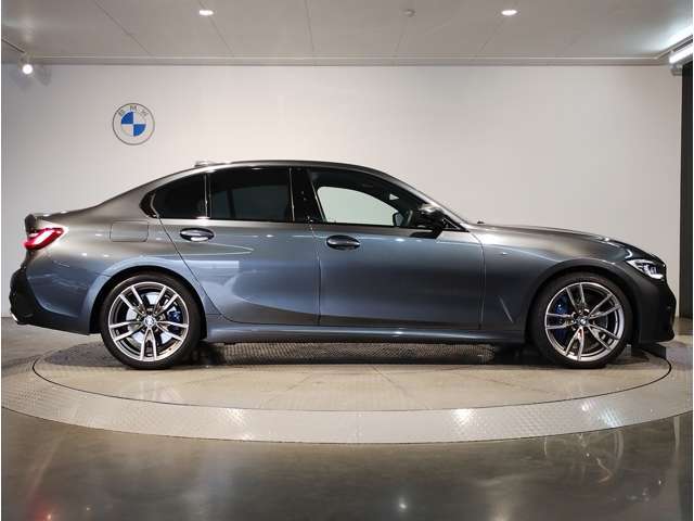 ☆BMWの前後重量配分50:50はエンジン自体をフロントタイヤよりも後ろにずらし、通常はエンジンルーム内に搭載される重量物であるバッテリーをトランクに移動させるなどして実現されています☆