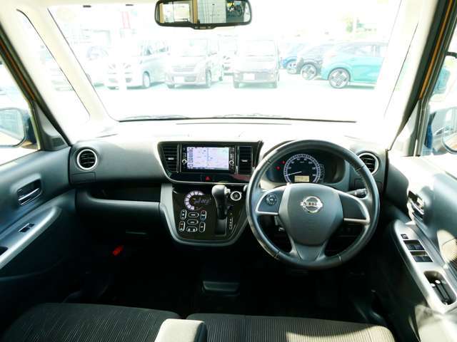 運転席からの視界が左右に広く隅々まではっきりと見渡せます。クルマの前端も把握しやすく安心して運転できます。