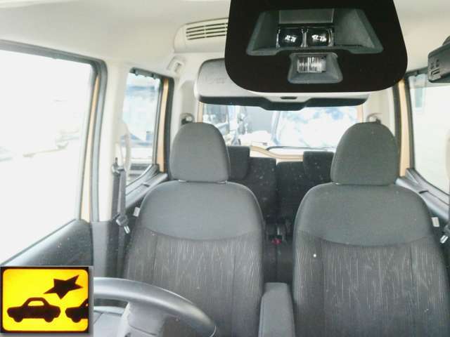 赤外線レーダーで前方の車両をモニター、衝突の危険かあるとブレーキを作動させ、衝突の被害を軽減するエマージェンシーブレーキ。