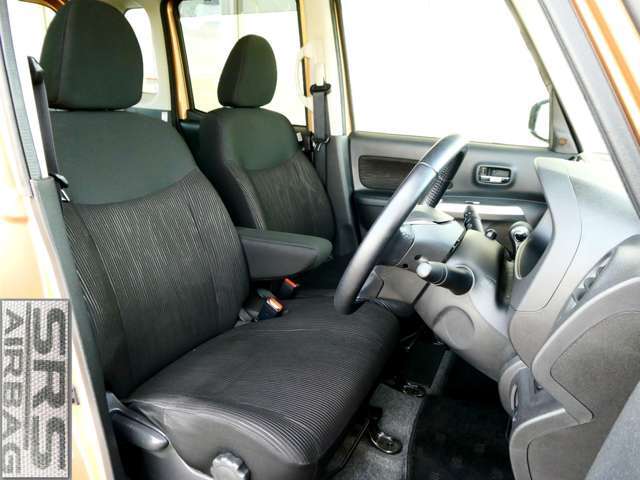 運転席シートリフター（ダイヤル式）で、座面の高さも上下に動き、体格にあわせて調整ができます。