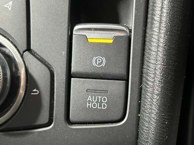 【電動パーキングブレーキ＆ブレーキホールド】 スイッチを入れると、信号待ち等で停車時、ブレーキを離しても自動でブレーキが効いた状態になり、指先の簡単操作でパーキングブレーキの作動や解除が可能です！！！
