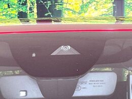 【i-ACTIVESENSE】走行中に前方の車両等を認識し、衝突しそうな時は警報とブレーキで衝突回避と被害軽減をアシスト。より安全にドライブをお楽しみいただけます。