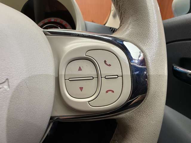 輸入車ディーラー採用のドライブレコーダーも選べます。万が一の事故の際のお守りとしていかがでしょうか？その他様々なオプションをご用意しております。