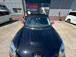 艶やかに輝くブラックボディ。しっかりと磨き込まれたボンネットは高級感を漂わせます。