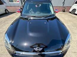 艶やかに輝くブラックボディ。しっかりと磨き込まれたボンネットは高級感を漂わせます。