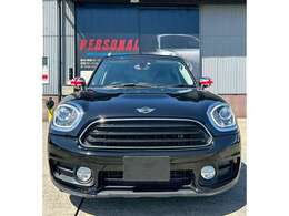 丸目LEDヘッドライトとワイドグリルが特徴的なフロントマスク。クラシカルかつモダンなデザインが魅力です。