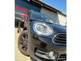 存在感あるヘッドライトに加え、ユニオンジャック柄のミラーキャップがアクセントに。遊び心あふれるデザインです。