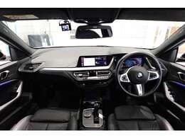 ドライバーに向かってレイアウトされた機能的なセンターコンソールやコントロール類がもたらす高い操作性。常に、運転に集中できるレイアウトです。