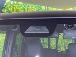 【ホンダセンシング】走行中に前方の車両等を認識し、衝突しそうな時は警報とブレーキで衝突回避と被害軽減をアシスト。より安全にドライブをお楽しみいただけます。