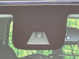 【エマージェンシーブレーキ】走行中に前方の車両等を認識し、衝突しそうな時は警報とブレーキで衝突回避と被害軽減をアシスト。より安全にドライブをお楽しみいただけます。