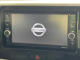 【純正ナビ】人気の純正ナビを装備しております。ナビの使いやすさはもちろん、オーディオ機能も充実！キャンプや旅行はもちろん、通勤や買い物など普段のドライブも楽しくなるはず♪