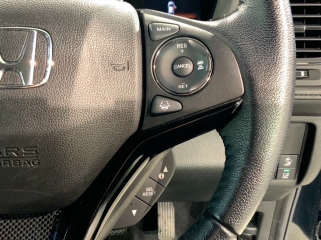 クルーズコントロールを装備しています。高速道路などで一定の速度で走ってくれるので運転が楽ですよ！速度を設定できますので、スピードの出しすぎにも注意できます。