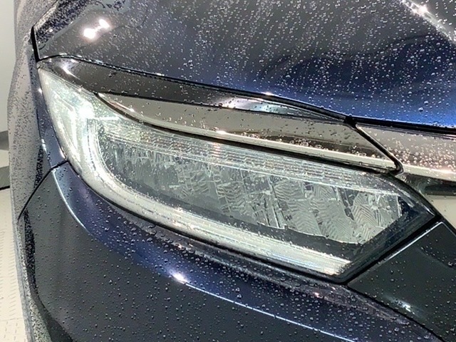 LEDヘッドライトは、点灯の瞬間から最大光量を発揮し、突然暗くなるトンネルなどでの安定感を高めます。