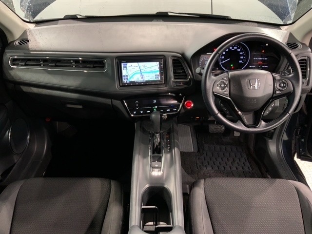 使いやすいレイアウトのダッシュボード周辺です。オートエアコンや小物入れなど嬉しい装備が満載です。