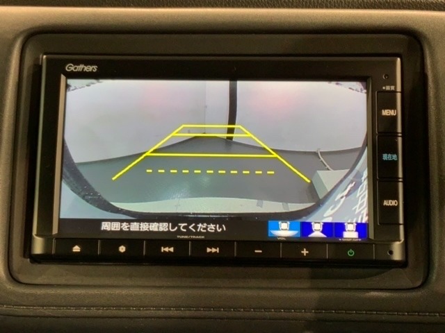 リバースギアに入れるだけで後方の表示へ切り替わります。夜間や雨の日の駐車も楽になりますよ。