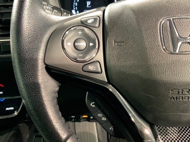 ステアリングにオーディオ操作スイッチが付いています。オーディオ画面に直接タッチしなくても操作が出来ますので、運転に集中できます。