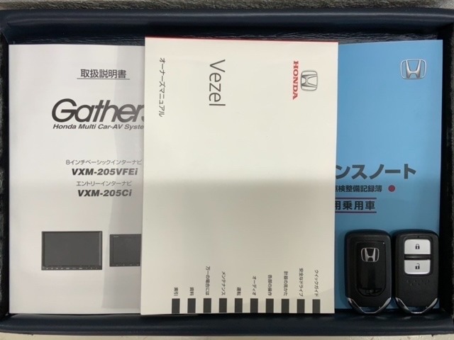 スマートキーは鍵をバッグに入れたままでもドアロックの開閉やエンジンのON・OFFができます。夜間や雨の日も鍵を探さなくて良いので便利です。