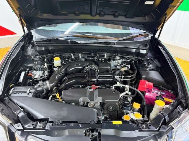 エンジンルームの状態もキレイで機関も良好です！当社では仕入時に90ヵ所以上の点検項目の確認や試乗も実施してます！問題のない車両を店頭にて販売しております！