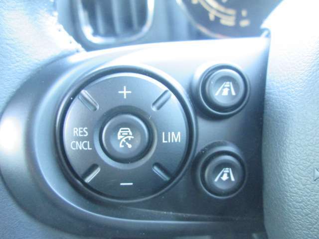 マルチファンクションステアリングです！　アクティブクルーズコントロール付きで高速道路も疲労軽減が見込まれます！