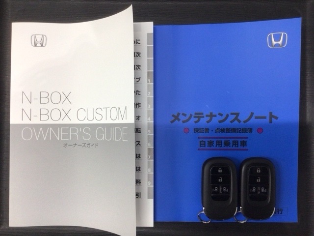スマートキーは鍵をバッグに入れたままでもドアロックの開閉やエンジンのON・OFFができます。夜間や雨の日も鍵を探さなくて良いので便利です。