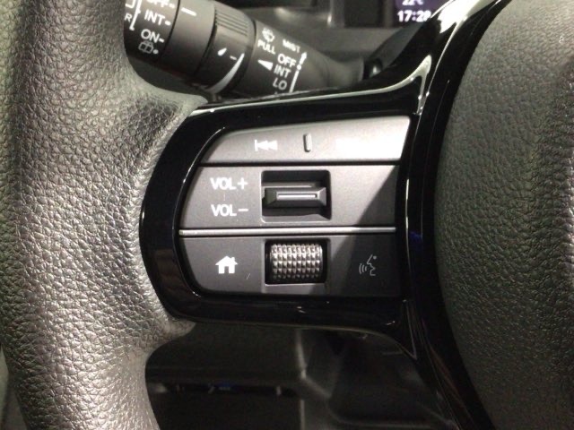 ステアリングにオーディオ操作スイッチが付いています。オーディオ画面に直接タッチしなくても操作が出来ますので、運転に集中できます。