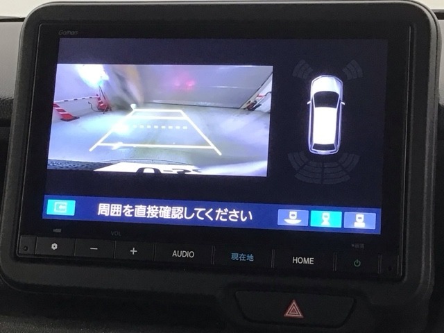 リバースギアに入れるだけで後方の表示へ切り替わります。夜間や雨の日の駐車も楽になりますよ。