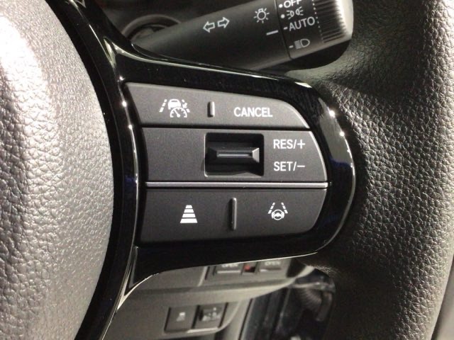 クルーズコントロールを装備しています。高速道路などで一定の速度で走ってくれるので運転が楽ですよ！速度を設定できますので、スピードの出しすぎにも注意できます。