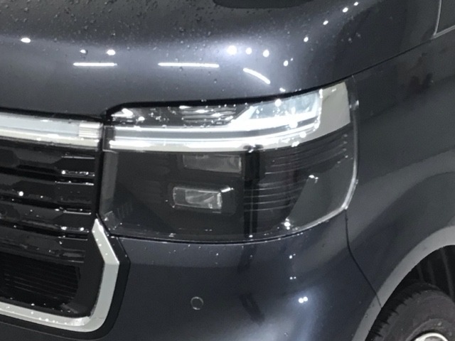 LEDヘッドライトは、点灯の瞬間から最大光量を発揮し、突然暗くなるトンネルなどでの安定感を高めます。