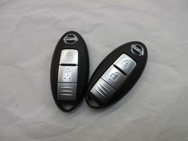 鍵です。こちらでおクルマの開け閉めから、エンジン始動まで行います。