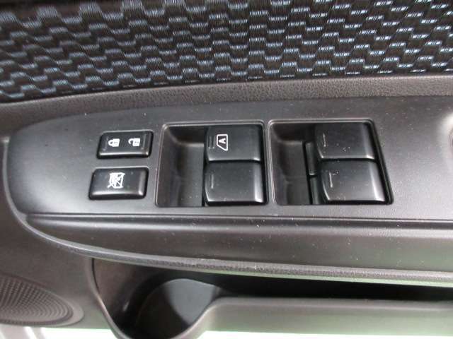 窓の開け閉めはこちらで！気分により窓の開け閉めも自由に操作。