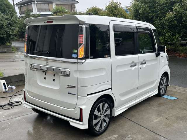 納車前に内装・外装を綺麗に磨きます。