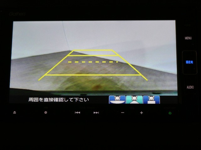 バックカメラと連携してガイドラインをナビ画面に表示し後退駐車・出入庫時のサポートをします。