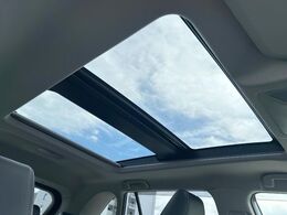 【パノラマルーフ】大型のガラスルーフ搭載で車内の解放感が一気にアップ！開放的なドライブをお楽しみいただけます。