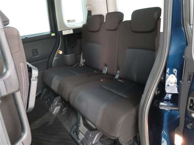 ゆとりある広々とした車内空間は、ドライブを始め買い物やレジャーなど、幅広く活躍します。一人でもみんなとでもお出かけを楽しみましょう！