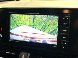【バックカメラ】駐車時に後方がリアルタイム映像で確認できます。大型商業施設や立体駐車場での駐車時や、夜間のバック時に大活躍！運転スキルに関わらず、今や必須となった装備のひとつです！