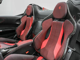 Neroとのツートン仕上げ、さらにフロントスポイラーやリアスポイラーに施されたNeroとRosso Corsaの鮮烈なアクセントは、