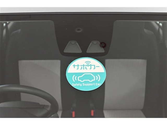 予防安全機能「スマートアシスト」を装備しています。安全機能の詳細は販売店スタッフまでおたずねください。機能を過信せず、必ずご自身で安全運転を行ってください。