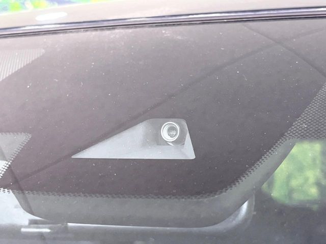 【エマージェンシーブレーキ】走行中に前方の車両等を認識し、衝突しそうな時は警報とブレーキで衝突回避と被害軽減をアシスト。より安全にドライブをお楽しみいただけます。