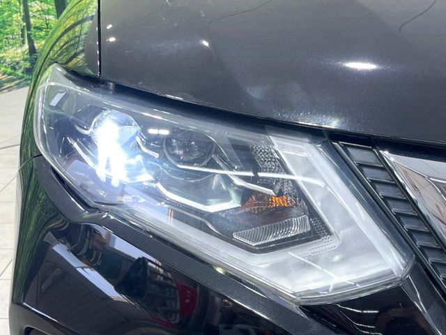 【LEDヘッドライト】悪天候や夜間走行時も良好な視界を確保し安心して運転できる高輝度LEDヘッドライトを装備！点灯速度が早く、消費電力も抑えられています。