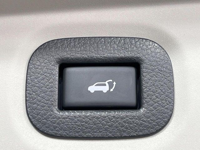【パワーバックドア】スマートキーや運転席のボタンを押すだけでリアゲートが自動で開閉します！荷物を持っている時や、高い位置にあるバックドアを閉める際に便利な機能です♪