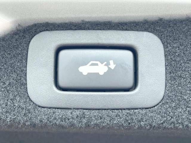 【パワーバックドア】スマートキーや運転席のボタンを押すだけでリアゲートが自動で開閉します！荷物を持っている時や、高い位置にあるバックドアを閉める際に便利な機能です♪【パワーバックドア】スマートキーや運